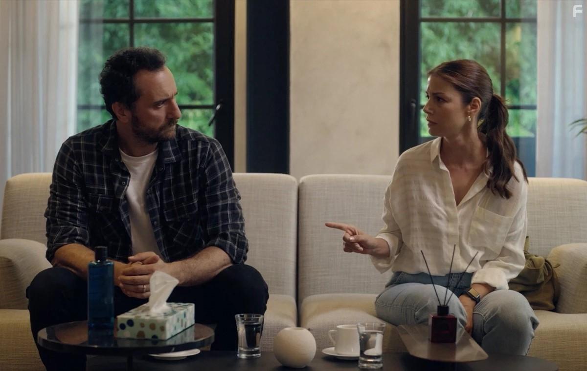 Defne Kayalar and Firat elik in Sakli (2021)