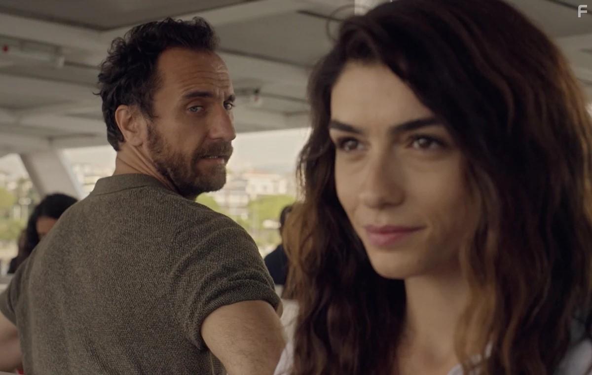 Firat elik and Hazar Ergl in Sakli (2021)