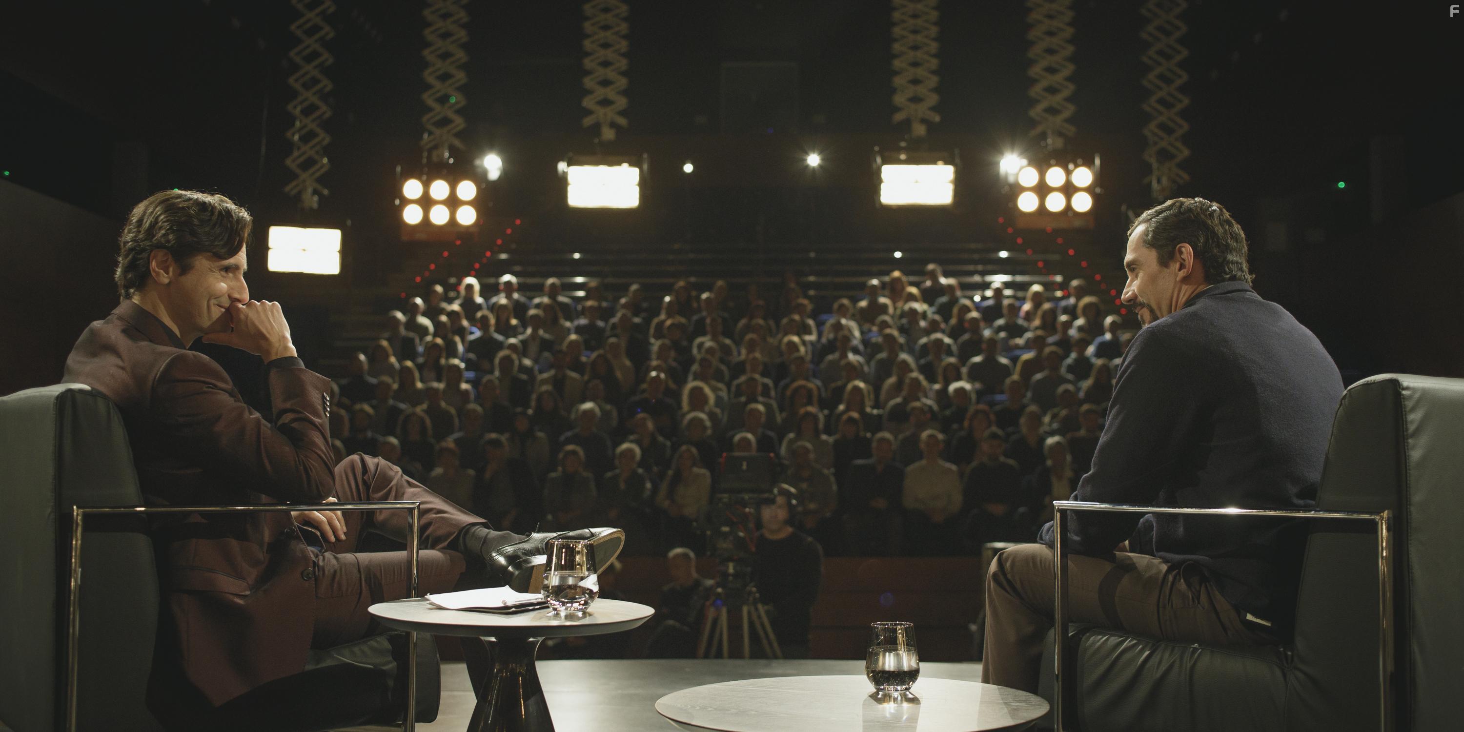 Juan Diego Botto and Paco Len in No mires a los ojos (2022)