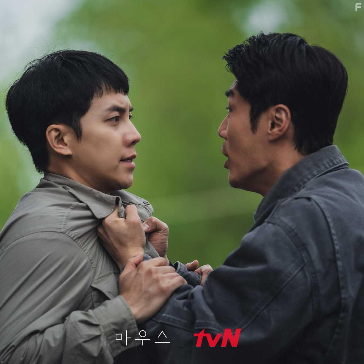 Lee Hee-joon and Lee Seung-gi in Mauseu (2021)