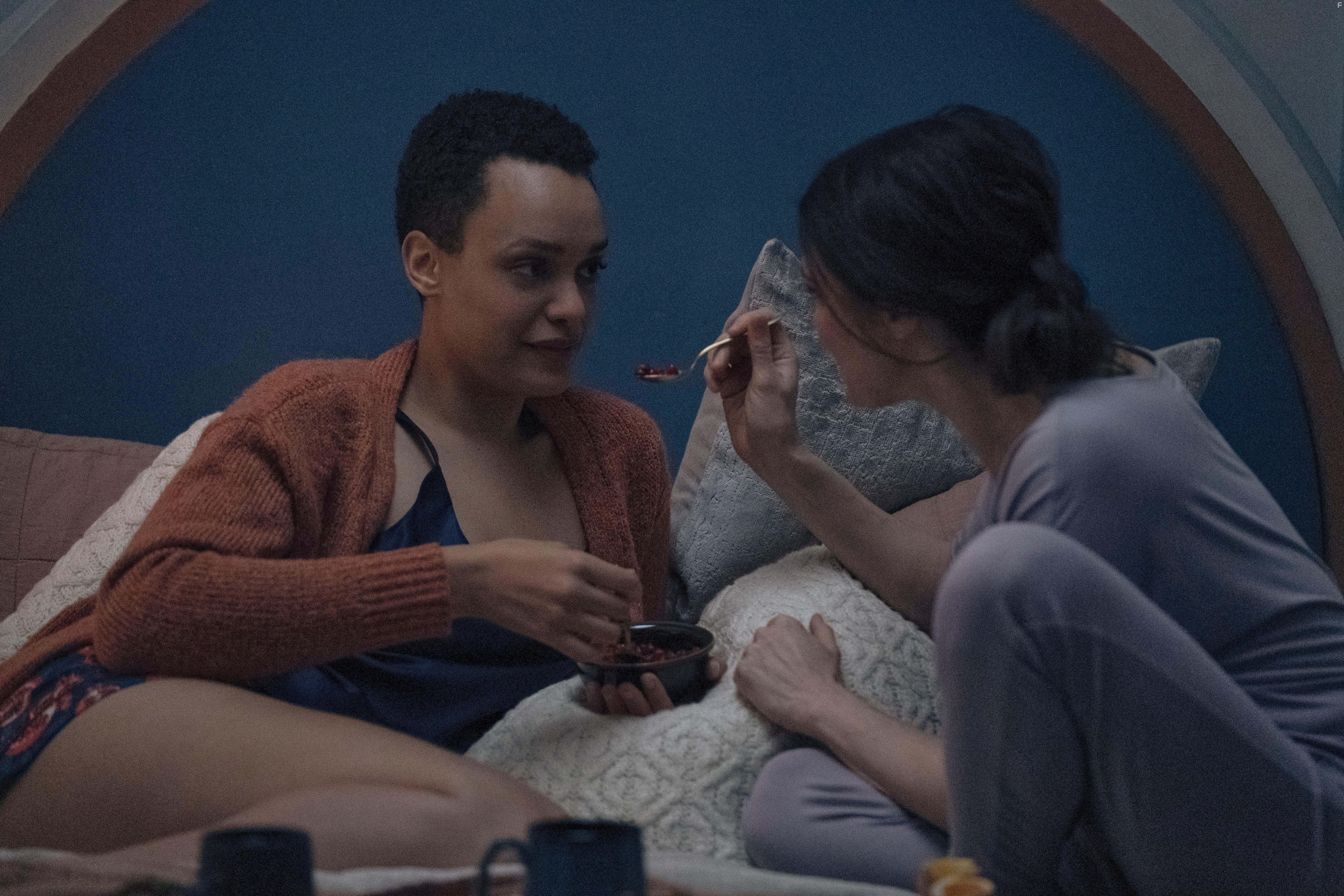 Rachel Weisz and Britne Oldford in Dead Ringers (2023)
