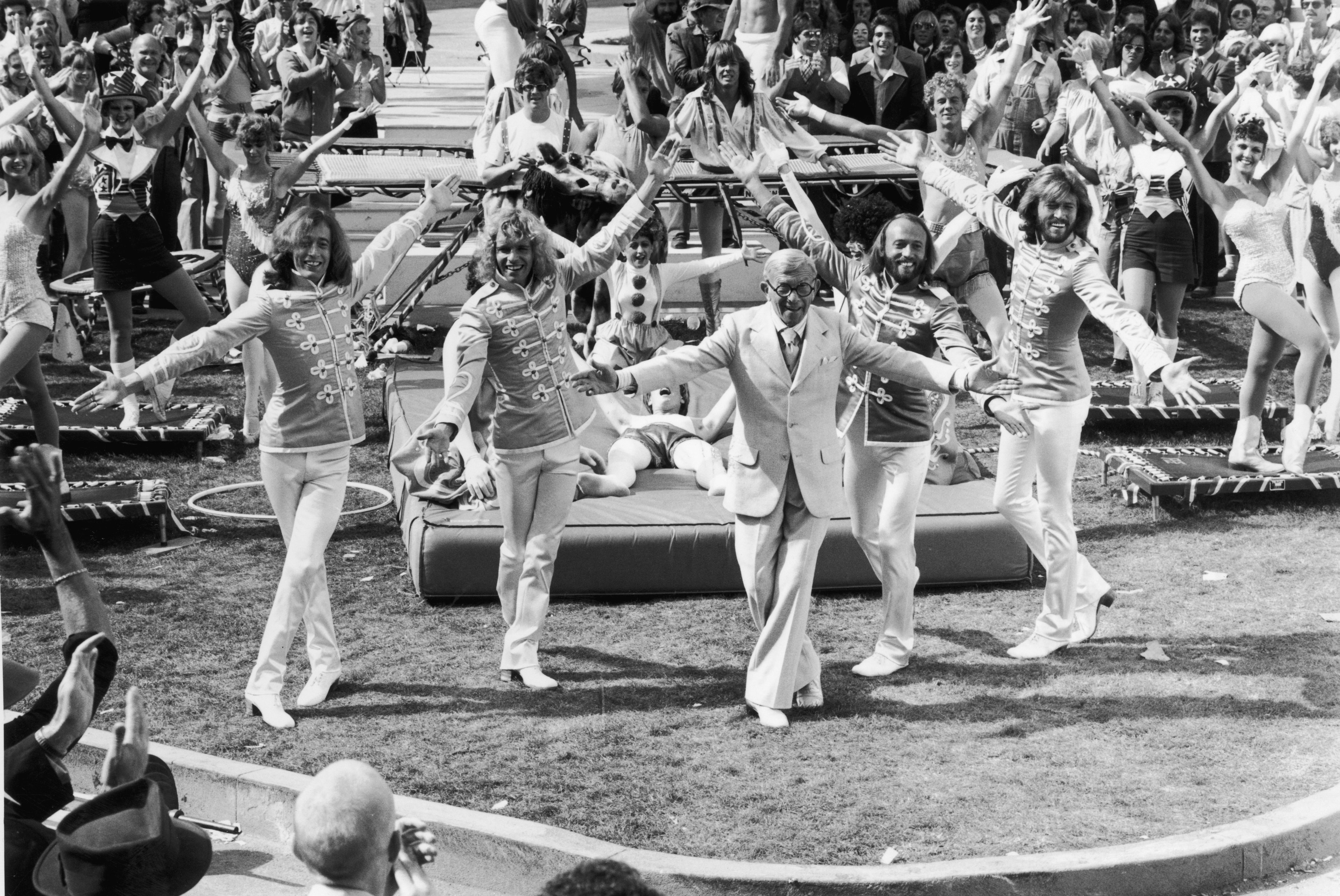 Barry Gibb, George Burns, Peter Frampton, Maurice Gibb, Robin Gibb, George Harrison, and Heart in Клуб одиноких сердец сержанта Пеппера (1978)