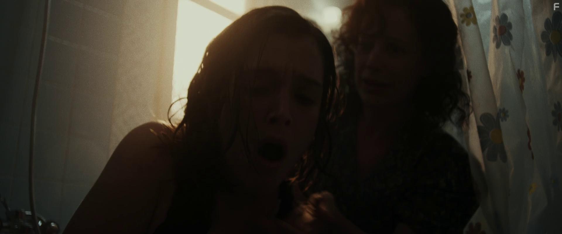 Maria Molins and Carla Campra in La nia de la comunin (2022)