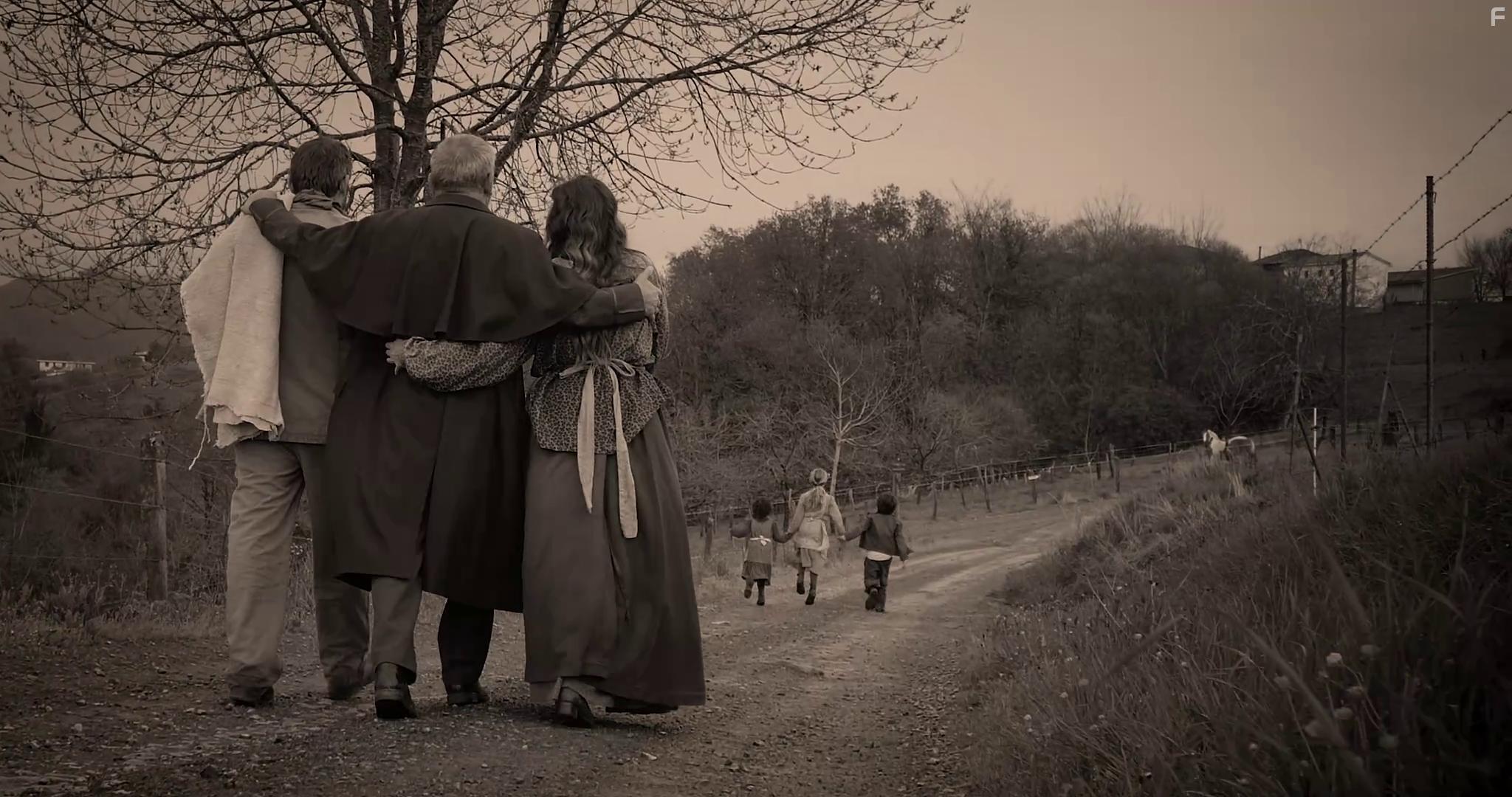 Valentn Paredes, Ze Milln, Noa Milln, Daniel Das, Nerea Garmendia, and Luis Mottola in El Hogar (2022)