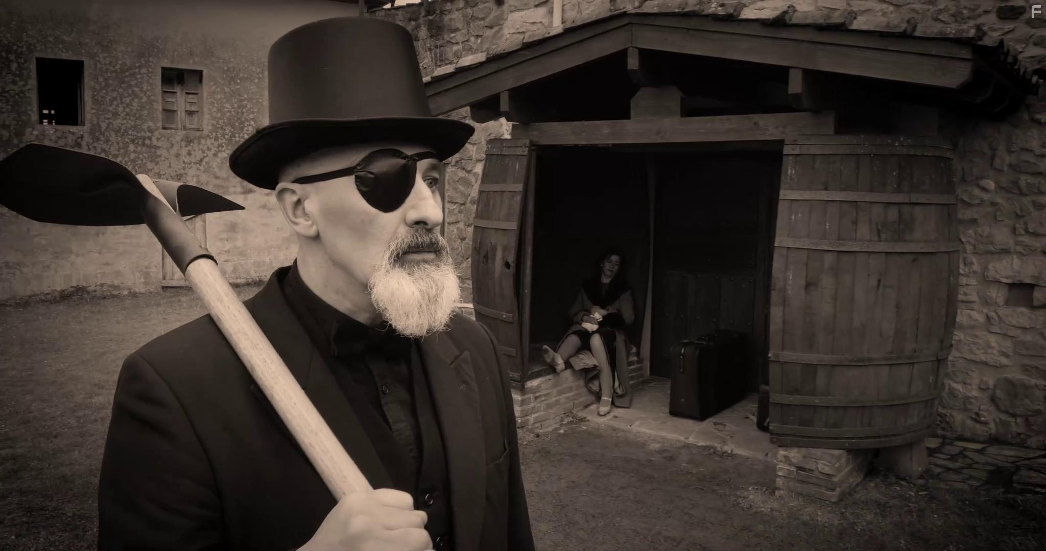 Philippe Hardoy and Alba Ferrara in El Hogar (2022)