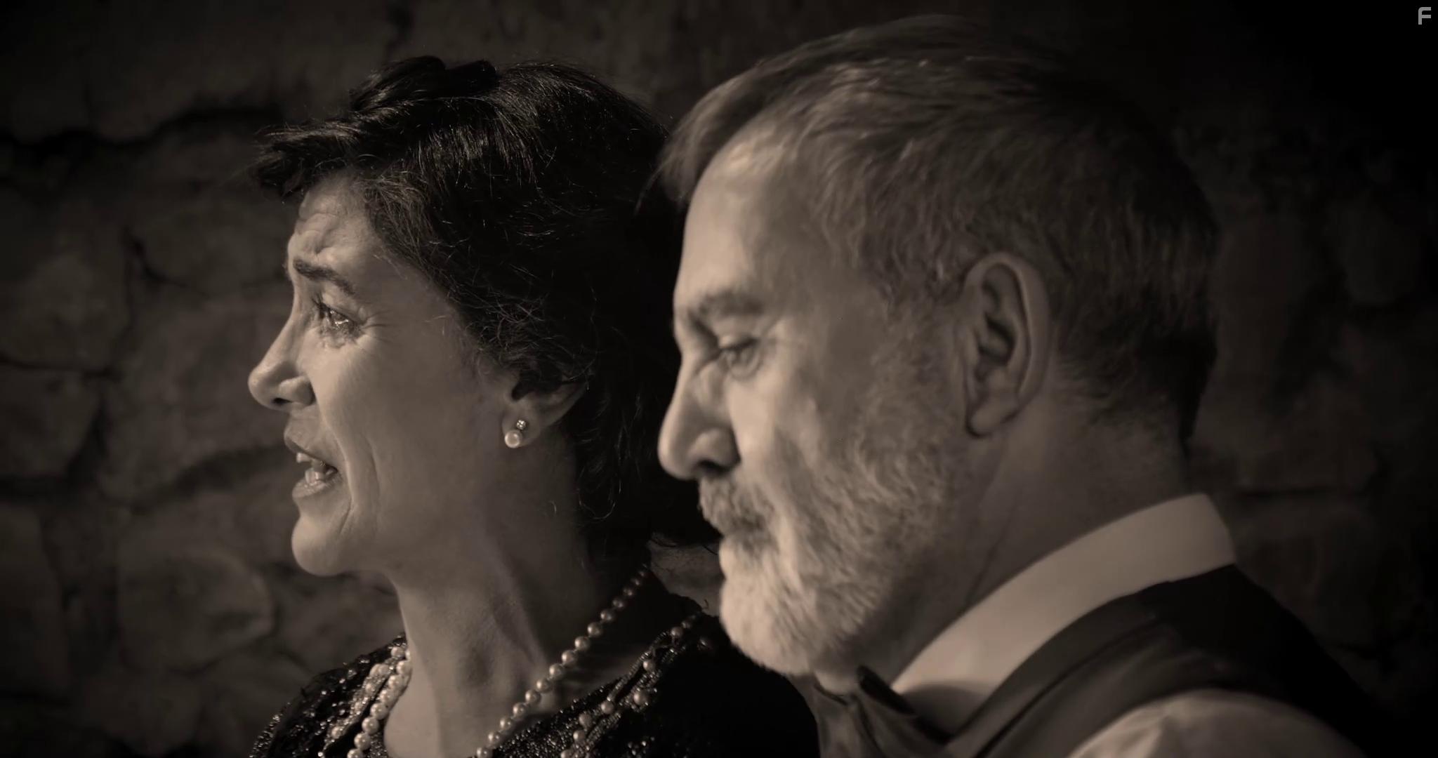 Valentn Paredes and Alba Ferrara in El Hogar (2022)