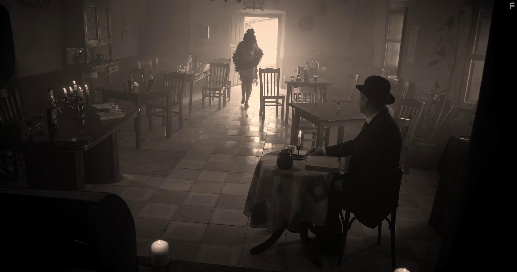 Mara Hernn and Felipe Pereda in El Hogar (2022)