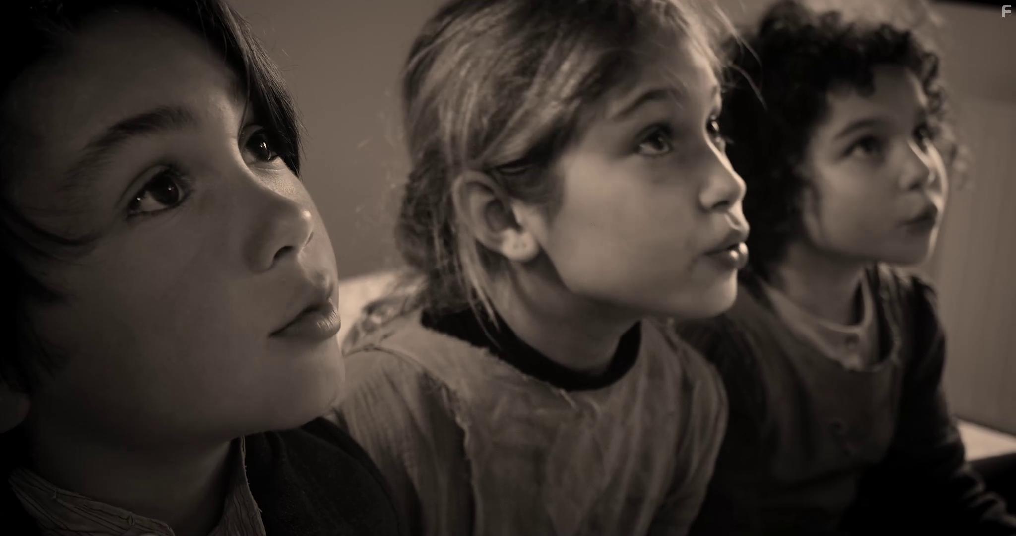 Ze Milln, Noa Milln, and Daniel Das in El Hogar (2022)