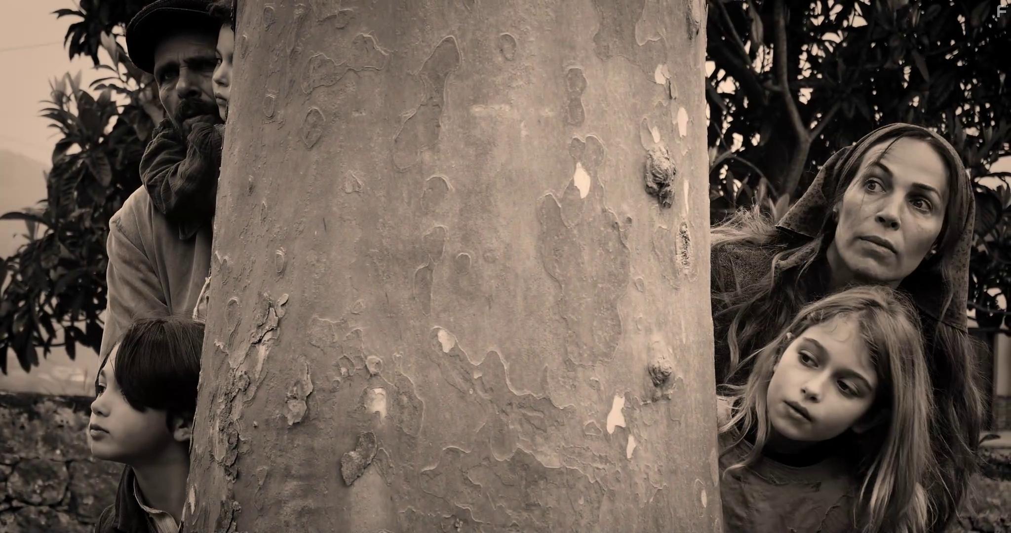 Ze Milln, Noa Milln, Daniel Das, Nerea Garmendia, and Luis Mottola in El Hogar (2022)