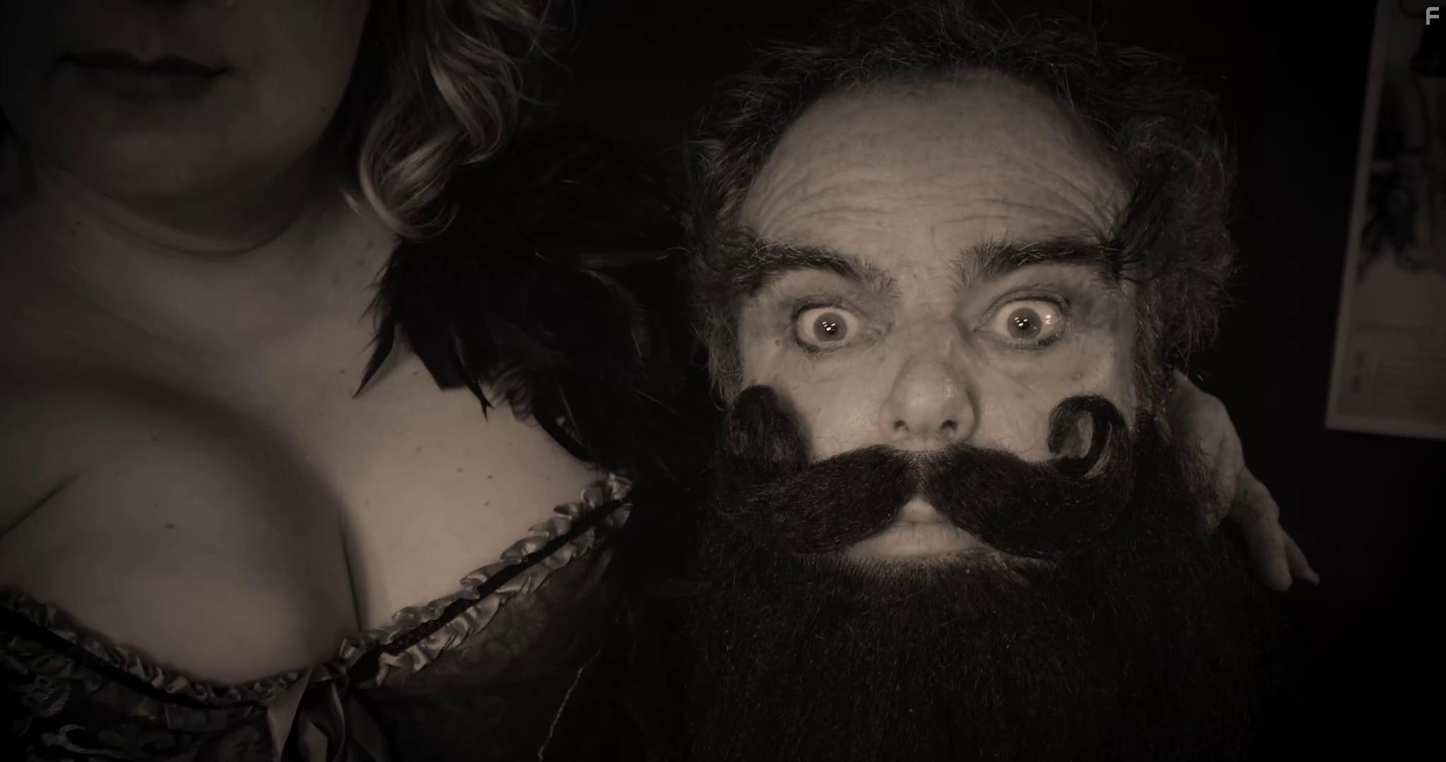 Ana Mari Fernndez and Julio De La Fuente in El Hogar (2022)