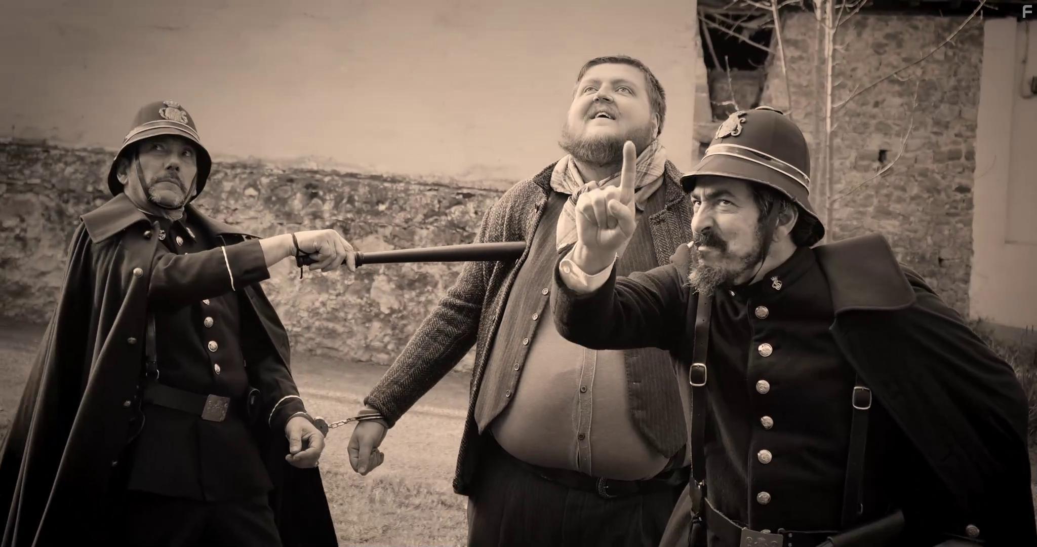 Jos A. Vicario, Martin Bello, and Roman Rymar in El Hogar (2022)