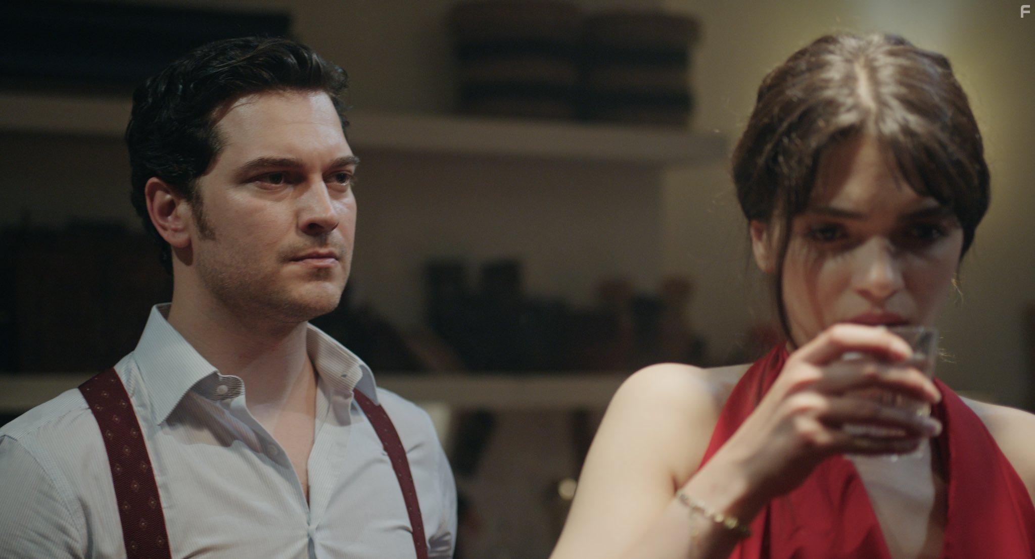 Sifanur Gl and agatay Ulusoy in Terzi (2023)