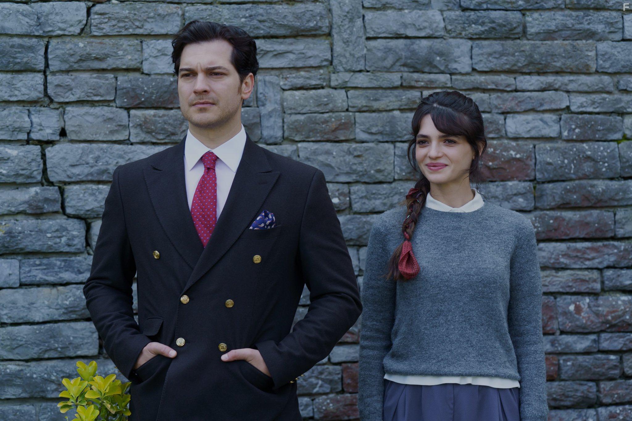 Sifanur Gl and agatay Ulusoy in Terzi (2023)