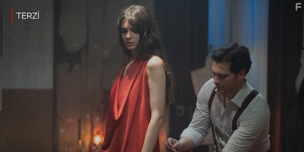 Sifanur Gl and agatay Ulusoy in Terzi (2023)