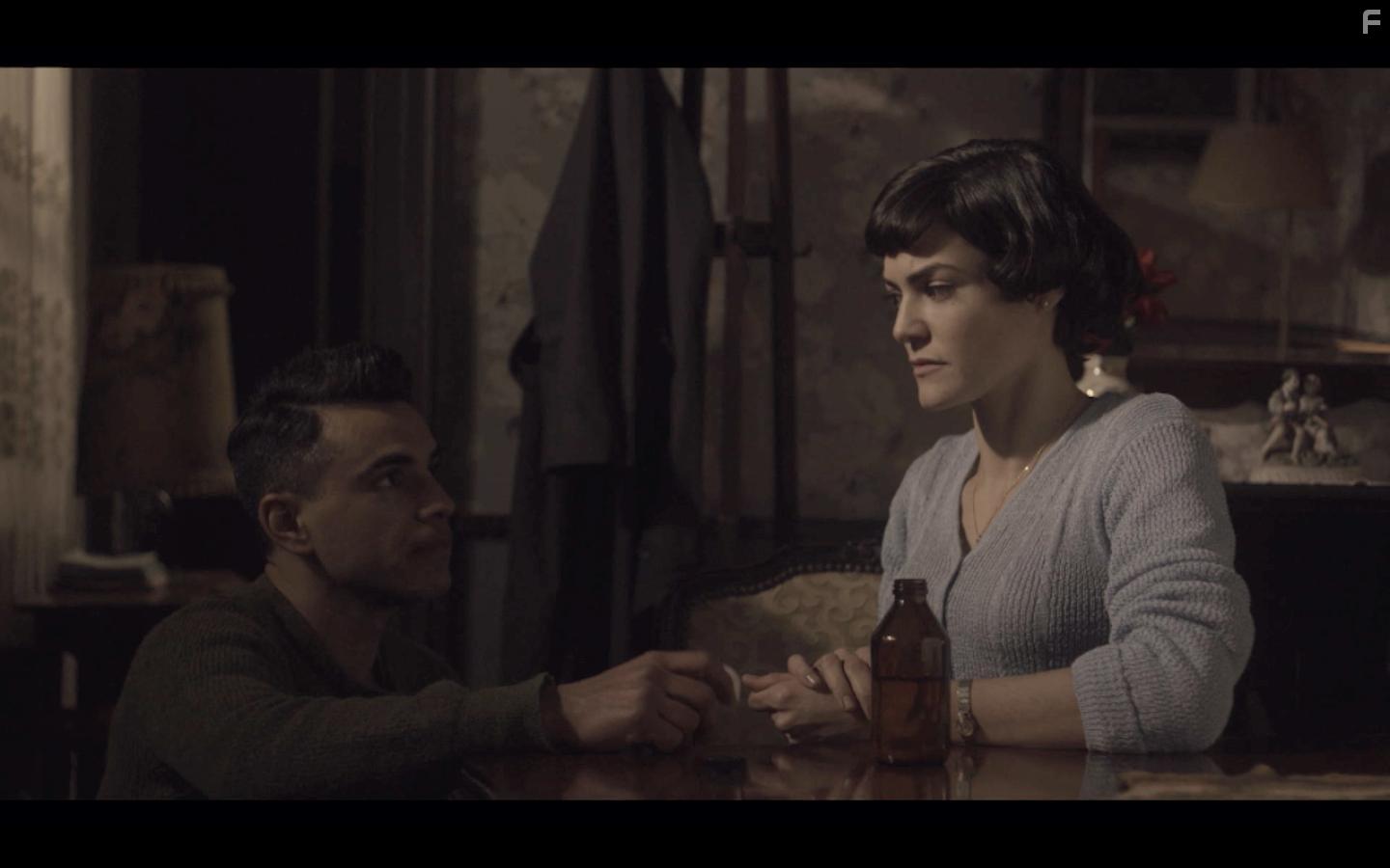Abel Ayala and Mara Soldi in Algo con una mujer (2020)
