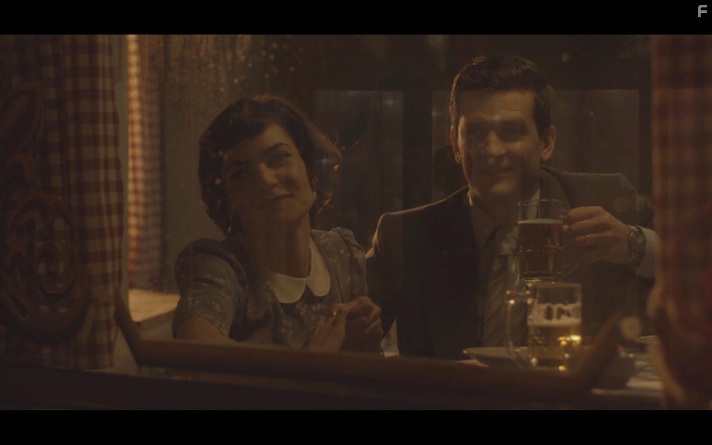 Manuel Vignau and Mara Soldi in Algo con una mujer (2020)