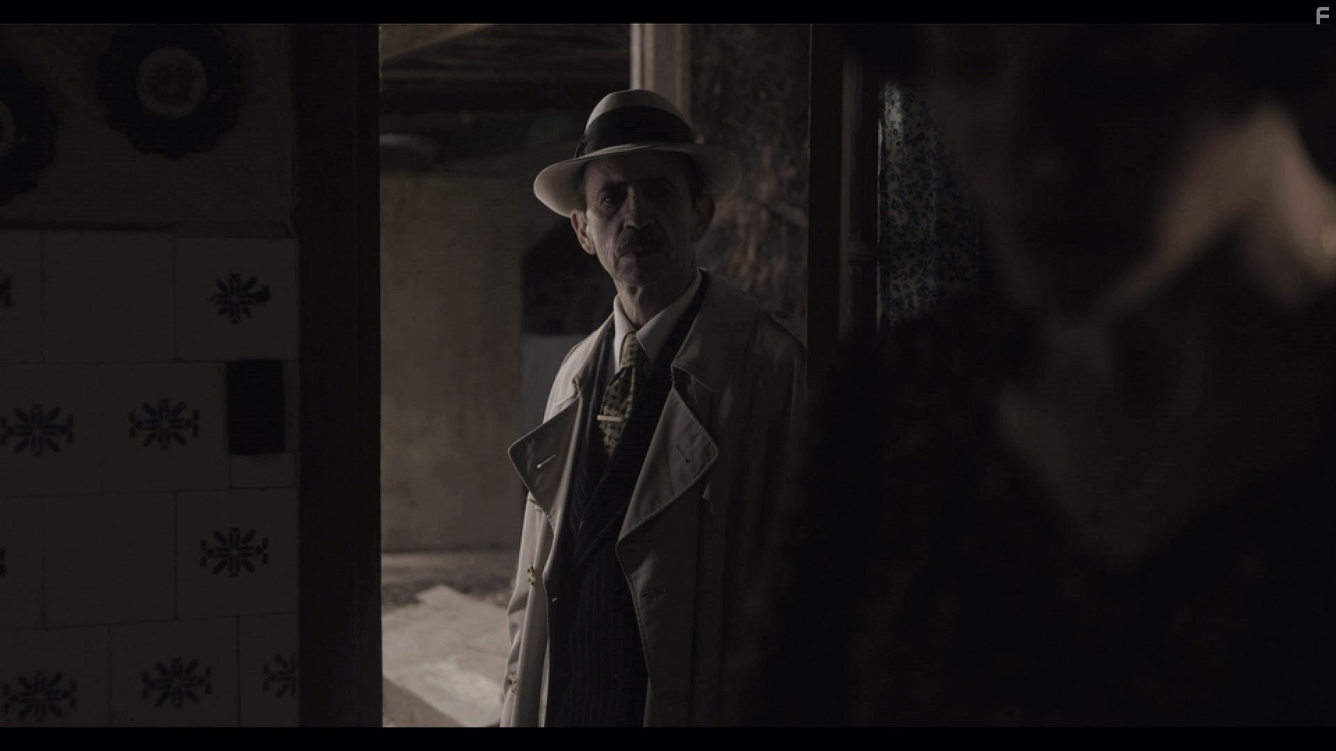 Oscar Lapiz and Mara Soldi in Algo con una mujer (2020)