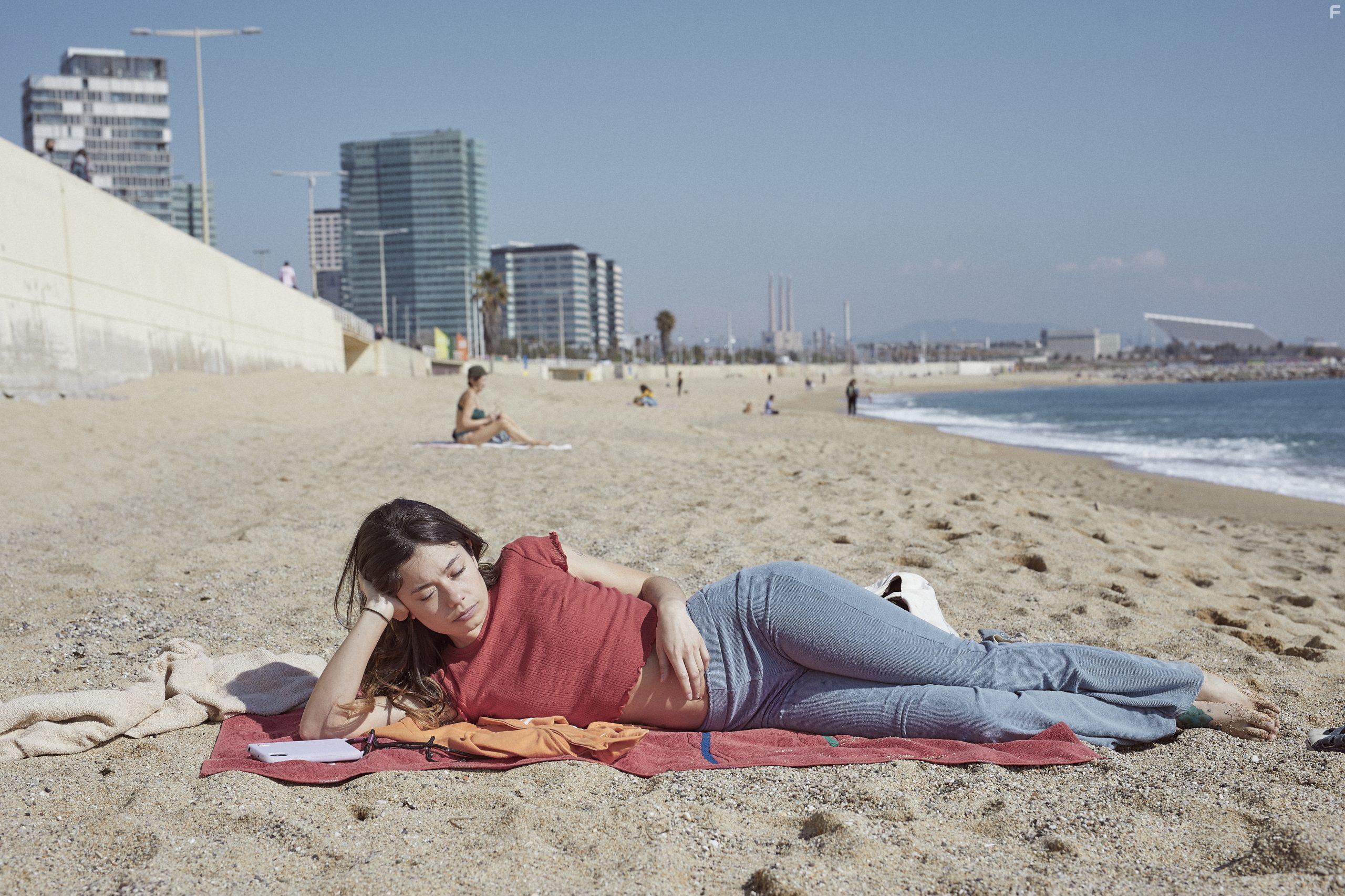 Anna Castillo in Girasoles silvestres (2022)