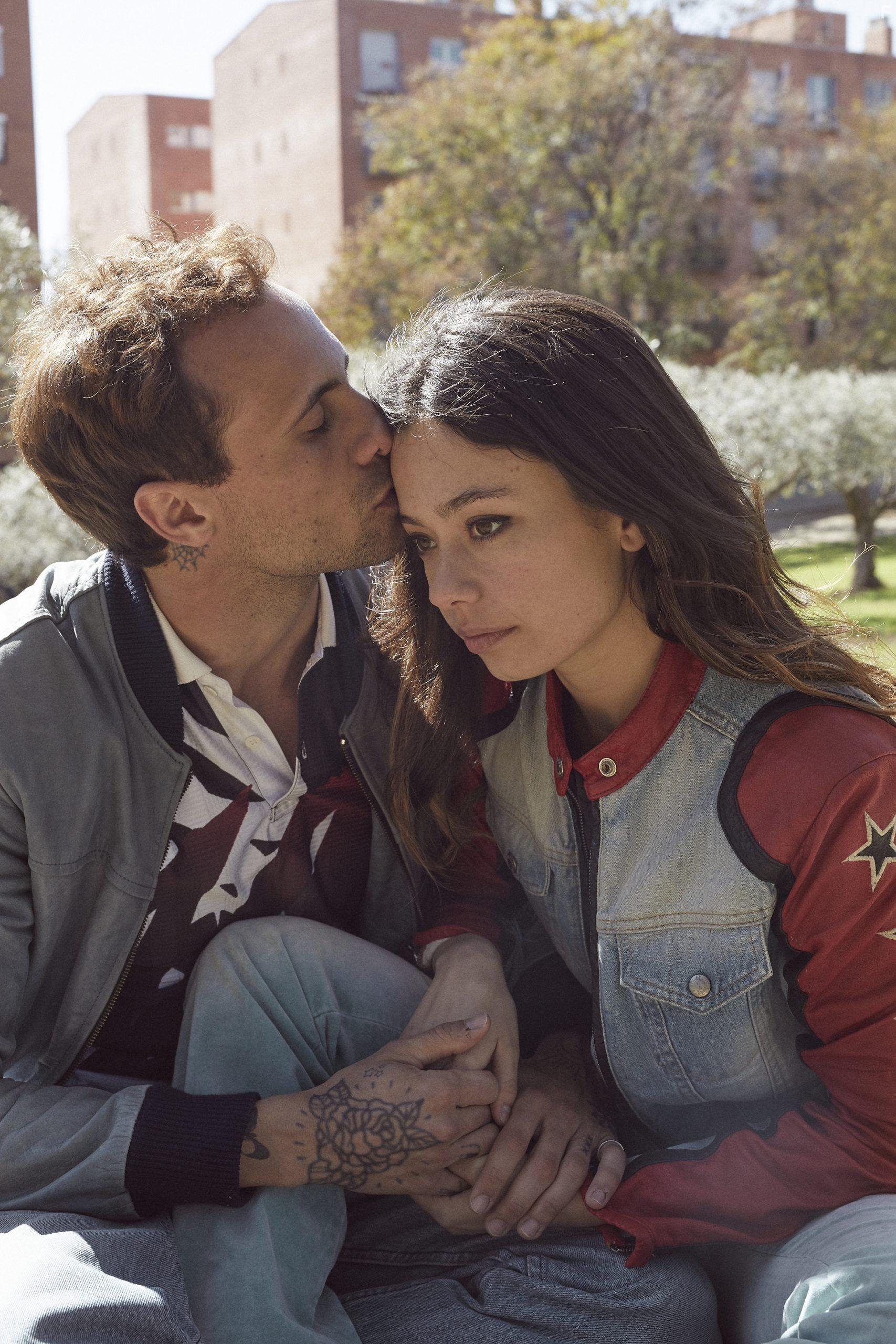 Anna Castillo and Oriol Pla in Girasoles silvestres (2022)