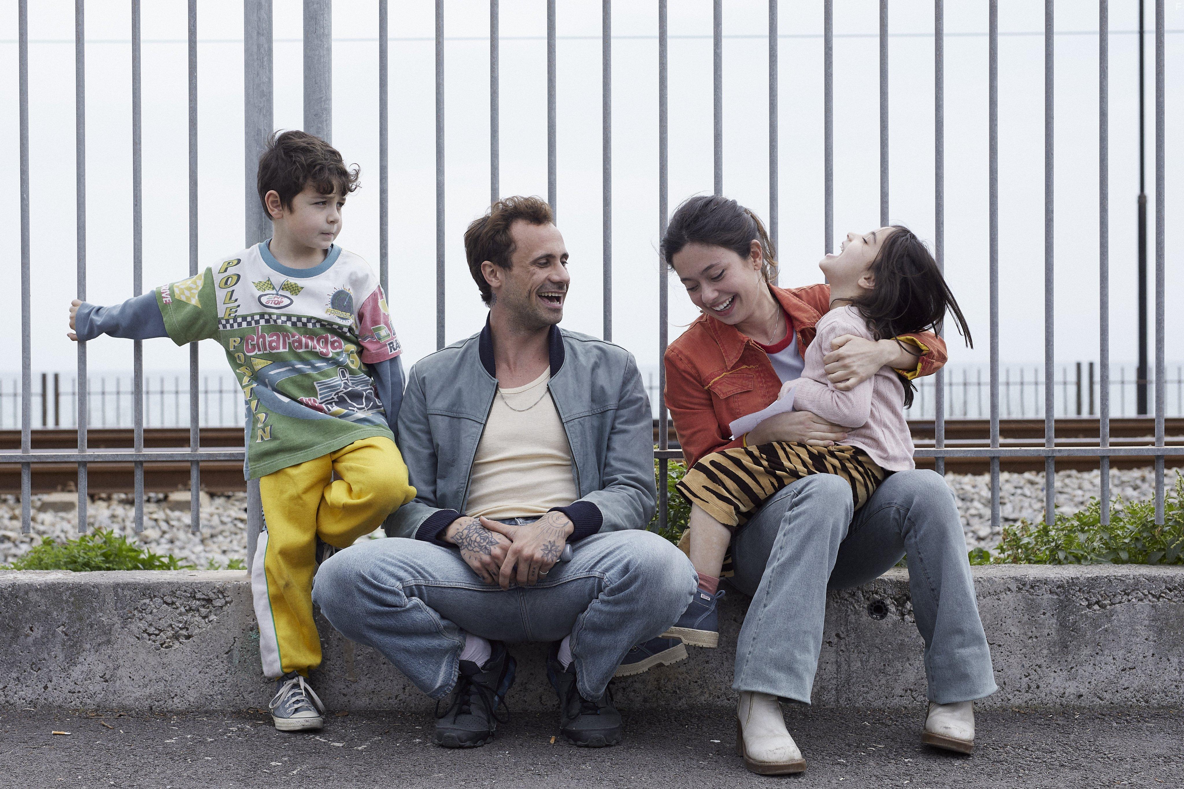 Anna Castillo and Oriol Pla in Girasoles silvestres (2022)