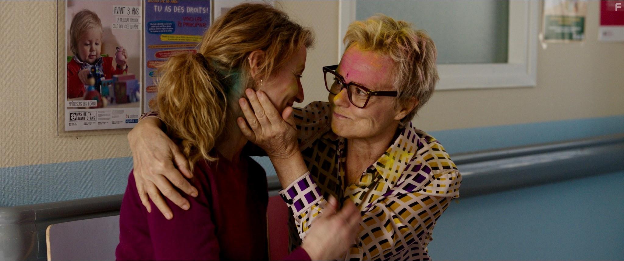 Alexandra Lamy and Muriel Robin in La chambre des merveilles (2023)