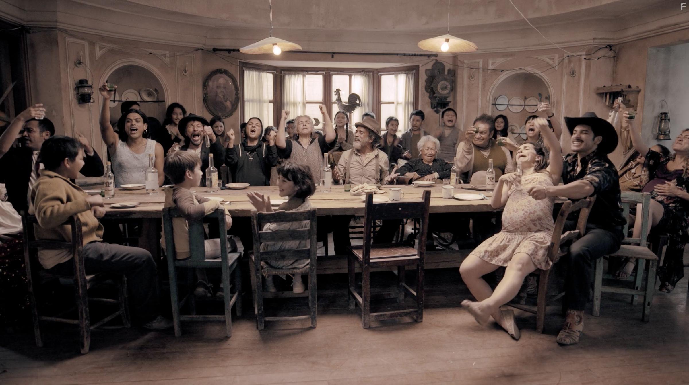 Damin Alczar, Zaide Silvia Gutirrez, Ana de la Reguera, Ana Martn, Fermn Martnez, Angelina Pelez, Luis Fernando Pea, lex Perea, Joaqun Cosio, Mayte Fernndez, Raphael Camarena, Enrique Arreola, Sonia Couoh, Vico Escorcia, Cuauhtli Jimnez, Mayra Hermosillo, and Natalia Quiroz in Que viva Mxico! (2023)