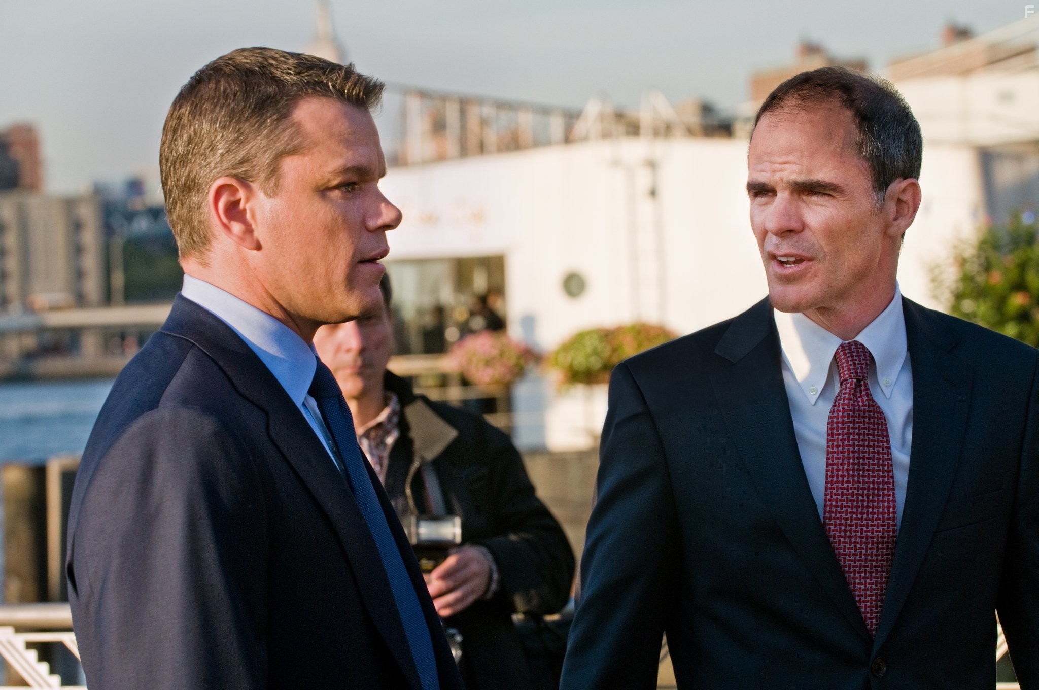 Matt Damon and Michael Kelly in Меняющие реальность (2011)
