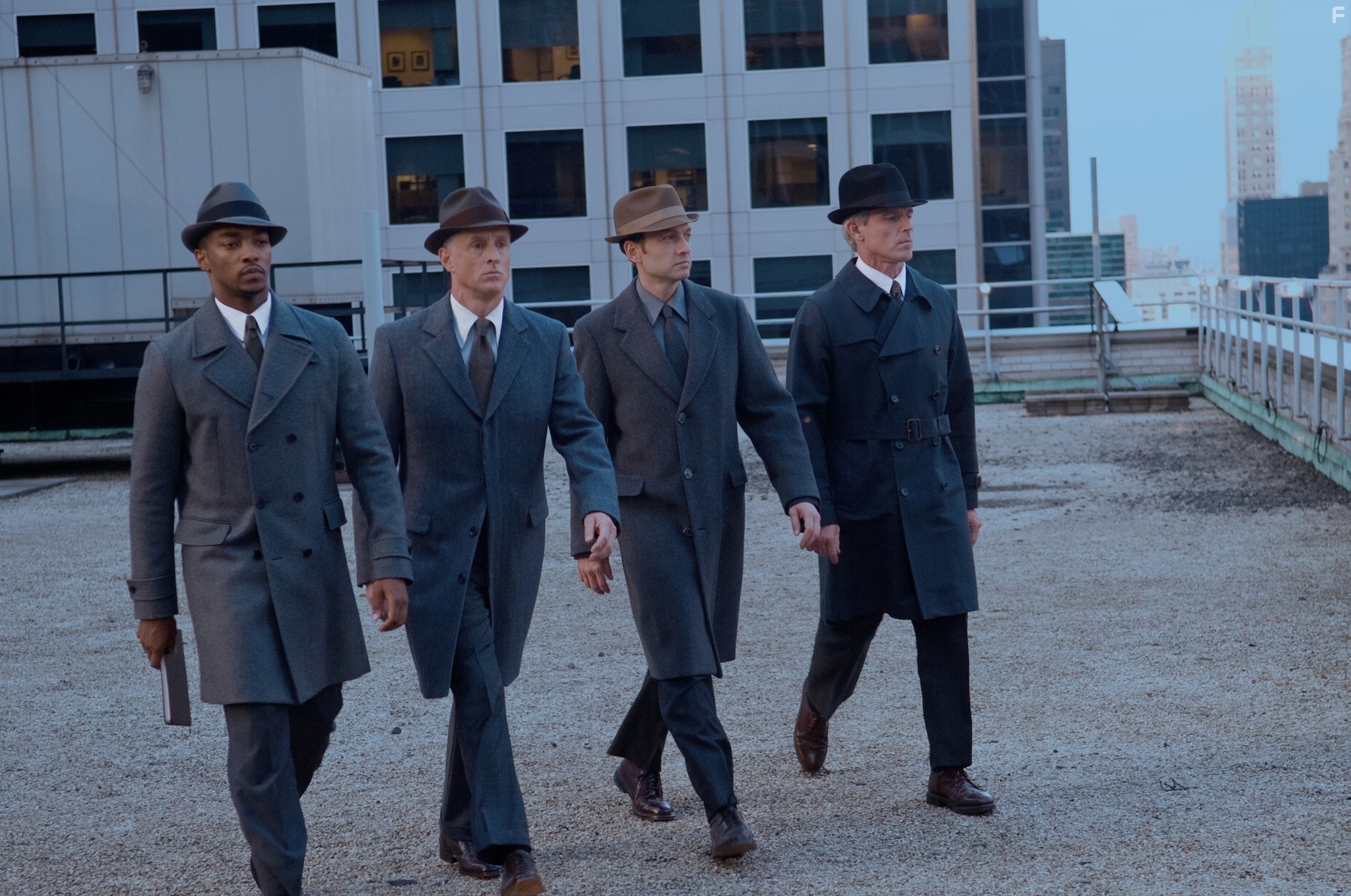 John Slattery and Anthony Mackie in Меняющие реальность (2011)