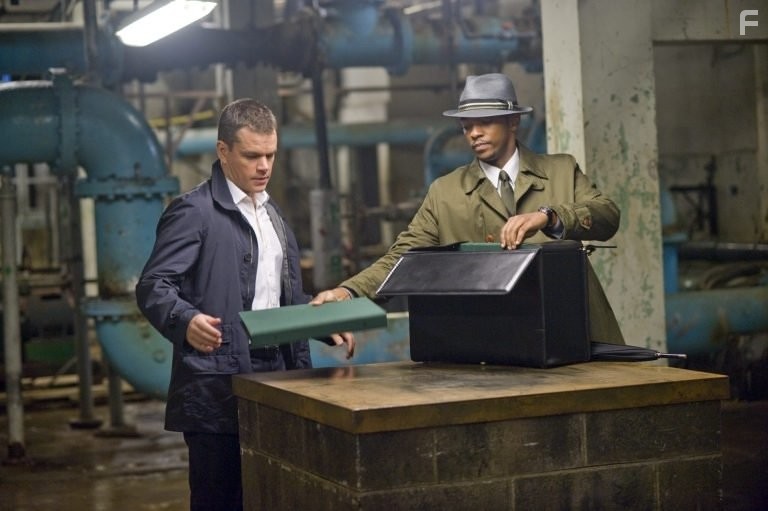 Matt Damon and Anthony Mackie in Меняющие реальность (2011)