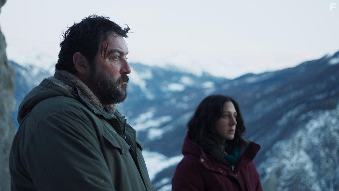 Denis Mnochet and Zar Amir-Ebrahimi in Les survivants (2022)