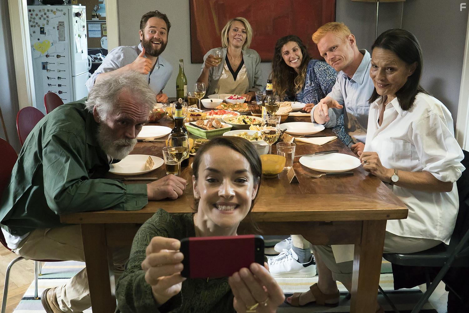 Anders Hove, Stine Schrder Jensen, Hanne Uldal, Maria Rossing, Peter Plaugborg, Esben Dalgaard Andersen, and Katrine Greis-Rosenthal in Bedre skilt end aldrig (2016)