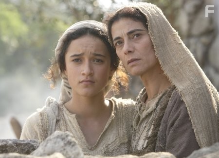 Hiam Abbass and Keisha Castle-Hughes in Божественное рождение (2006)