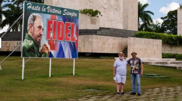 Erkan Can and Gven Kira in Bize Gezmek Olsun (2018)