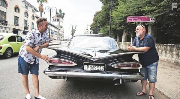 Erkan Can and Gven Kira in Bize Gezmek Olsun: Episode #1.2 (2018)