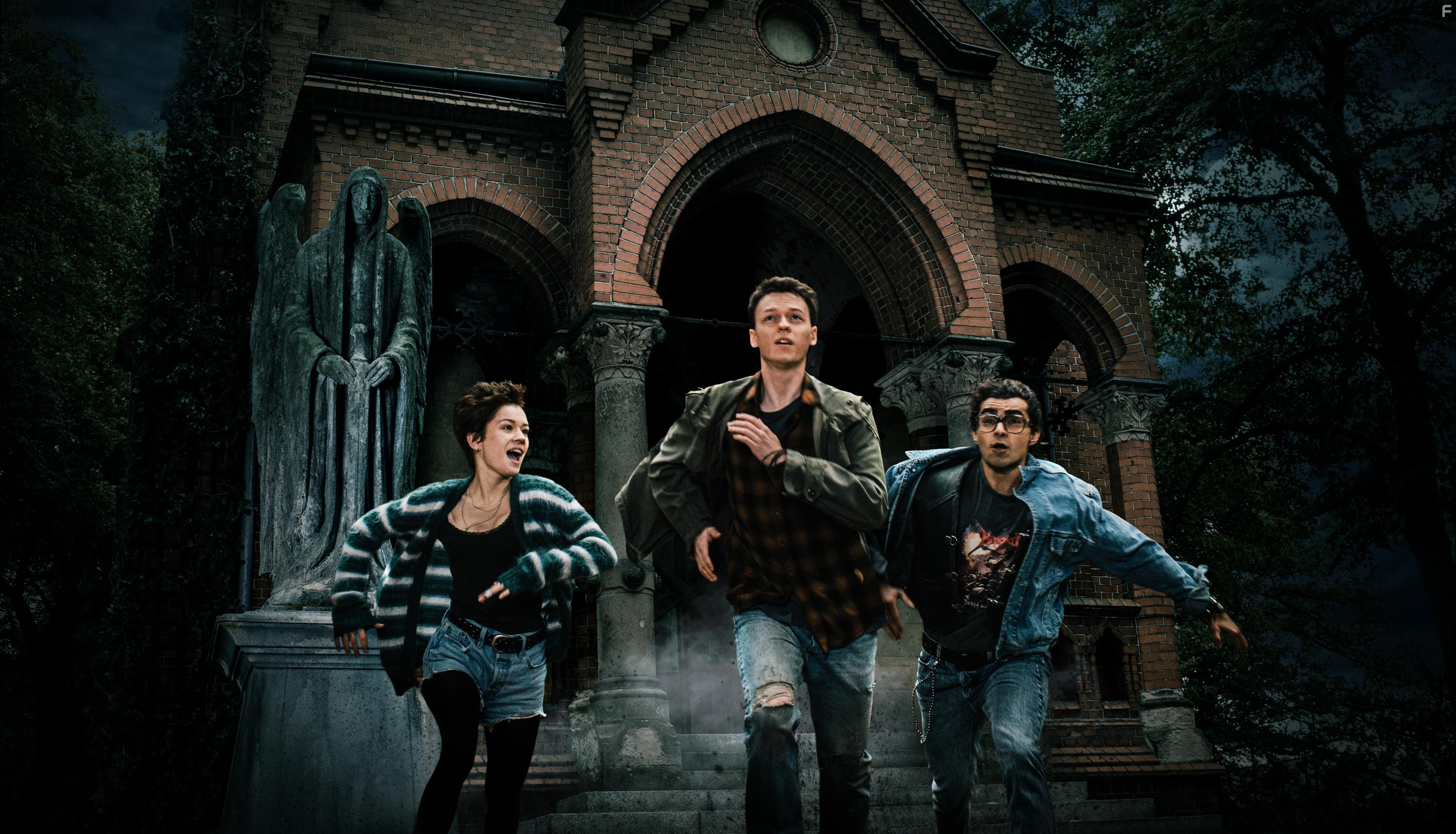 Lea Drinda, Zoran Korach, and Jeremias Meyer in Der Greif (2023)