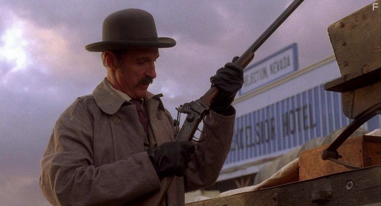 Michael Gross in Дрожь земли 4: Легенда начинается (2004)