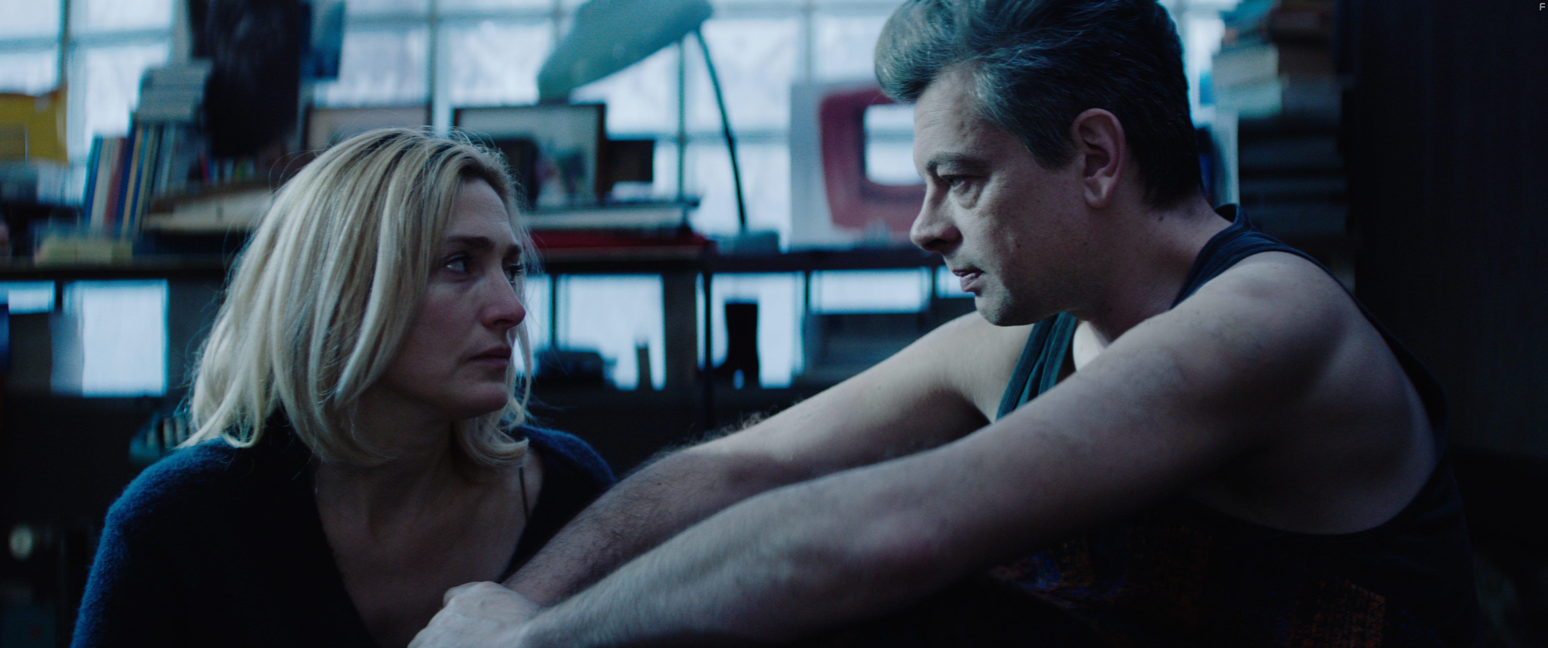 Julie Gayet and Benjamin Biolay in Comme une actrice (2022)