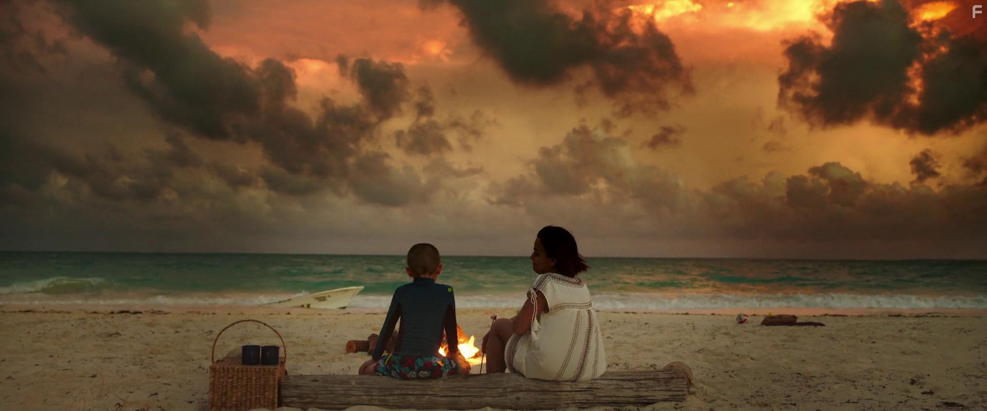 Santiago Beltrn and Paloma Arredondo in La Nave (2022)