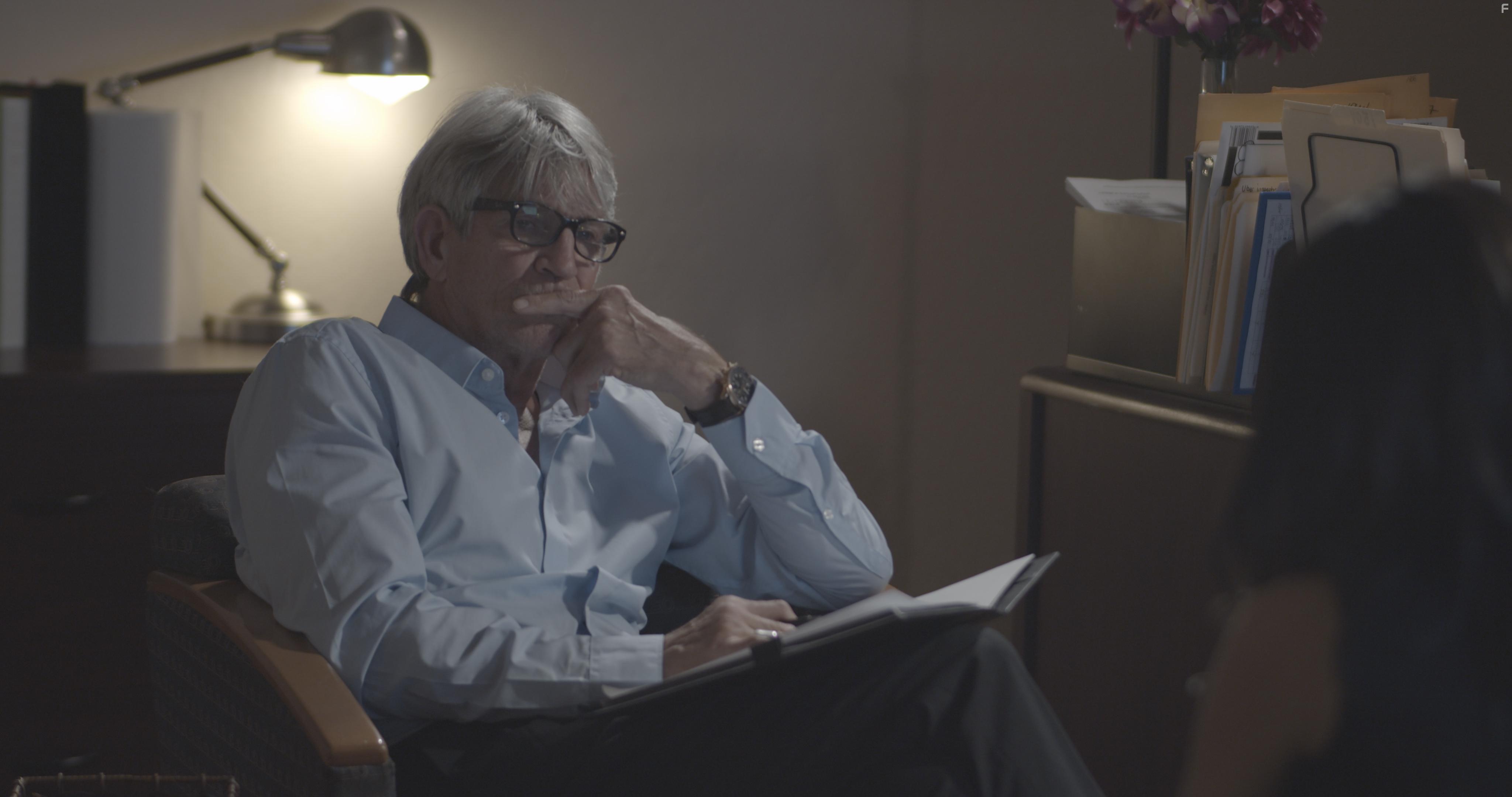Eric Roberts in Controlled (2022)