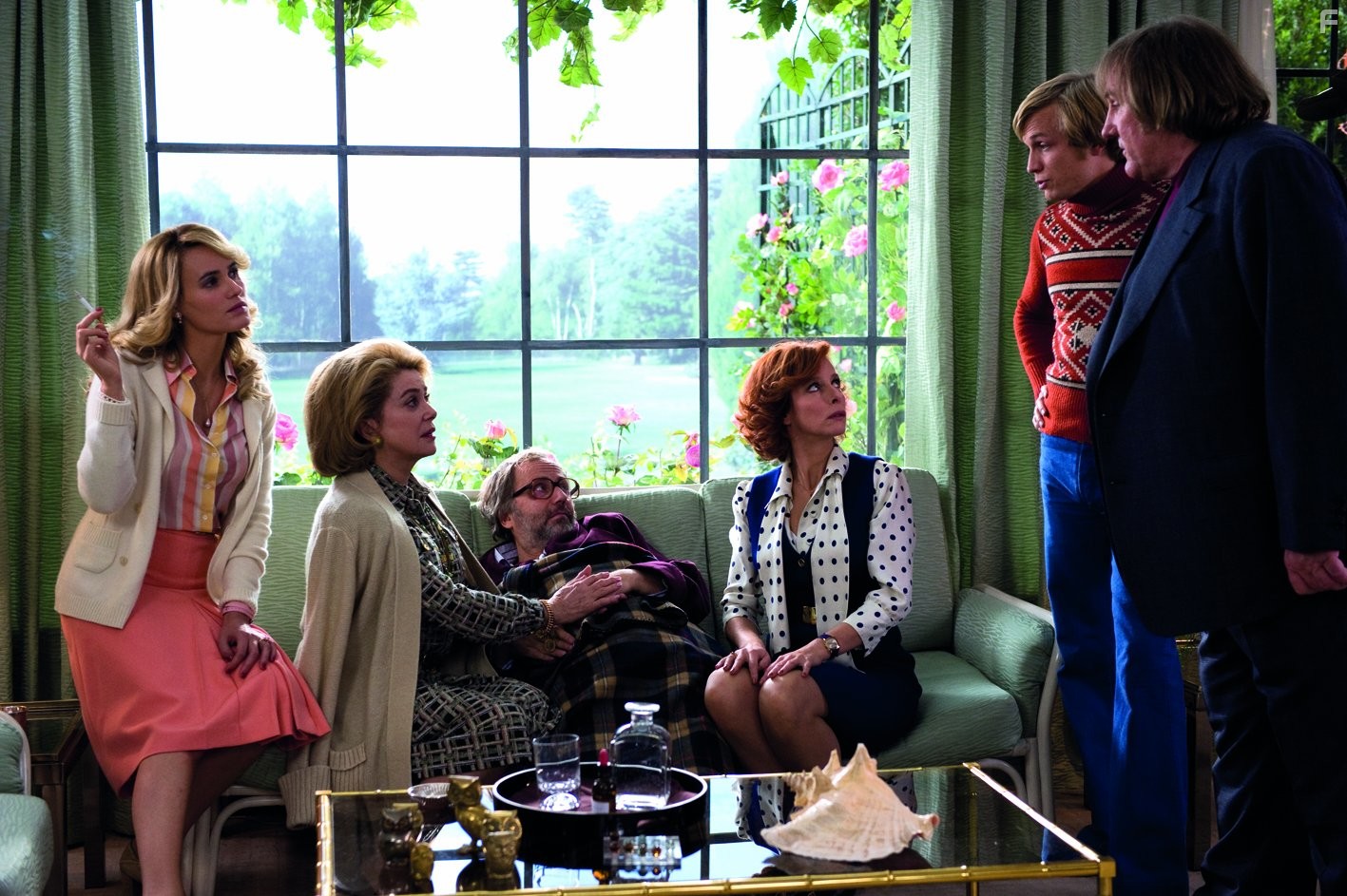 Catherine Deneuve, G?rard Depardieu, Judith Godr?che, Fabrice Luchini, J?r?mie Renier, and Karin Viard in Отчаянная домохозяйка (2010)