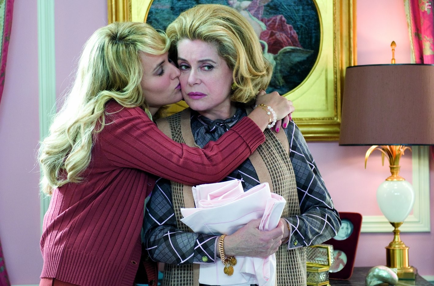 Catherine Deneuve and Judith Godr?che in Отчаянная домохозяйка (2010)