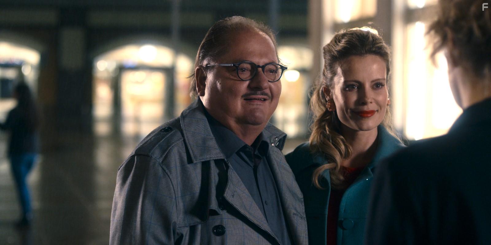 Jrgen Tarrach and Karolin Oesterling in Ich bin dein Mensch (2021)