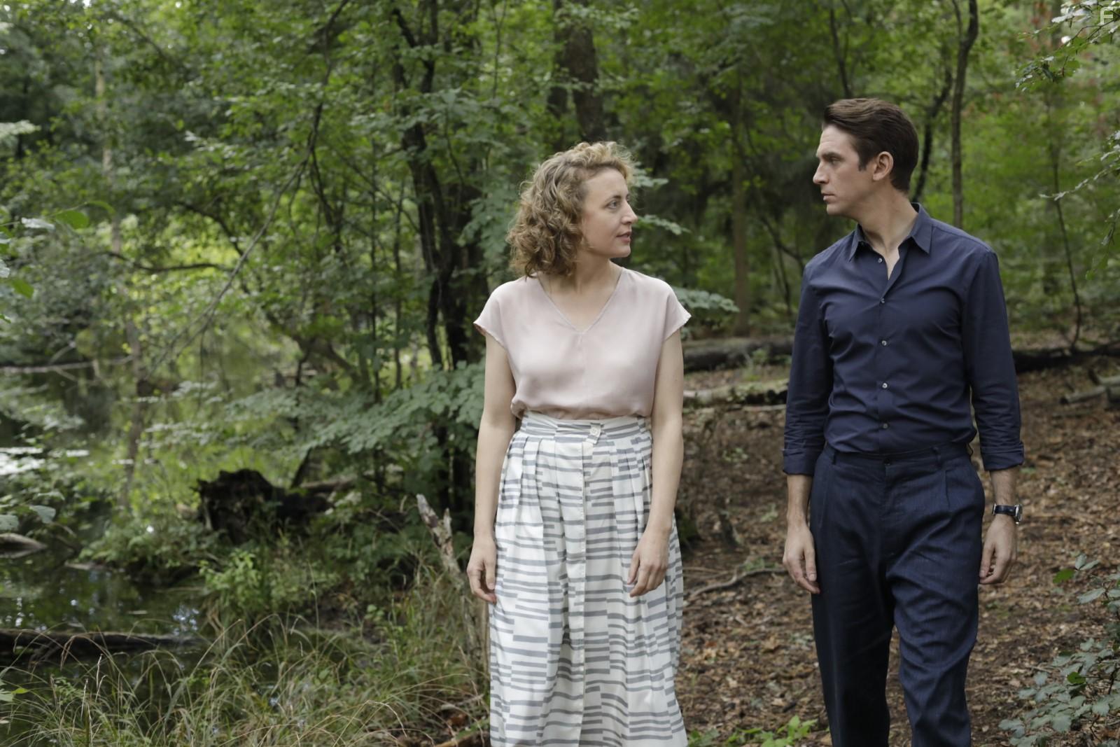 Maren Eggert and Dan Stevens in Ich bin dein Mensch (2021)