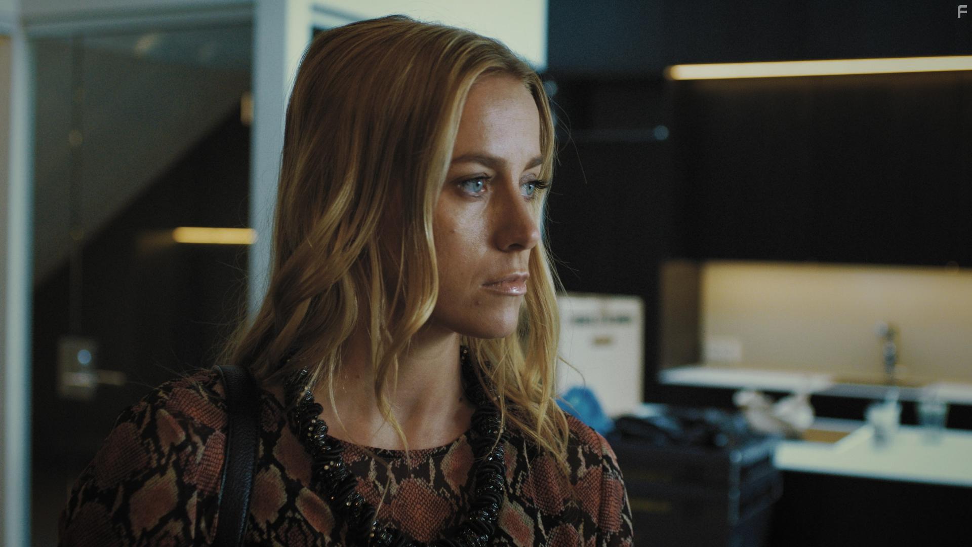 Iina Kuustonen in Downshiftaajat (2015)