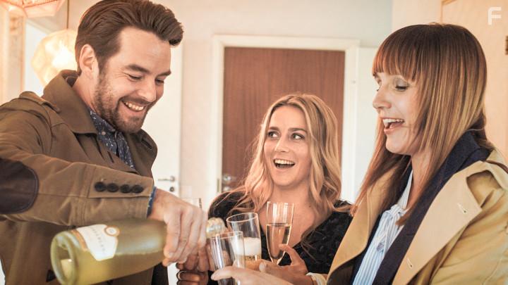 Mikko Leppilampi, Iina Kuustonen, and Niina Lahtinen in Downshiftaajat (2015)