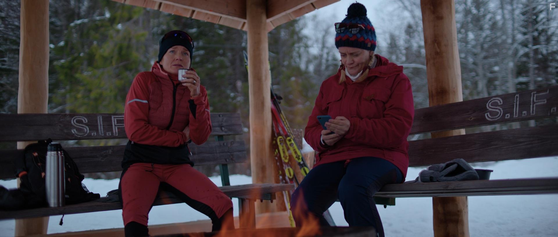 Ulrikke Hansen Dvigen and Henriette Steenstrup in Prni (2021)