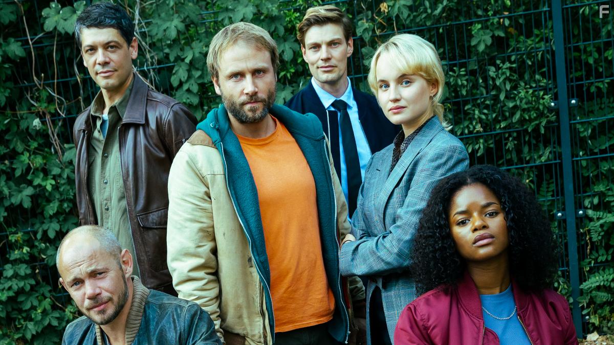 Max Riemelt, Antonio Wannek, Carlo Ljubek, Melodie Wakivuamina, Luise von Finckh, and Helgi Schmid in Schlafende Hunde (2023)