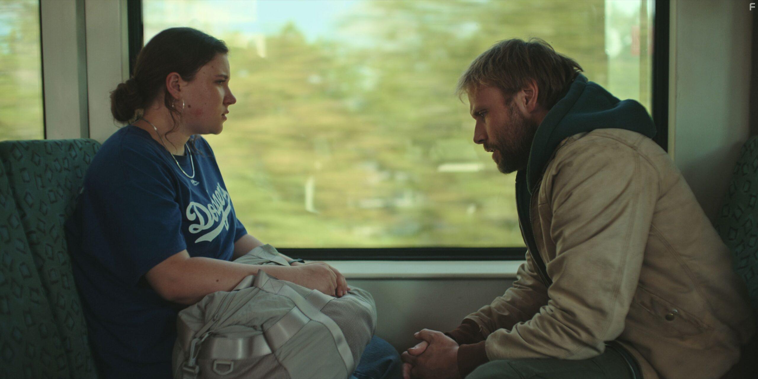Max Riemelt and Tara Corrigan in Schlafende Hunde (2023)