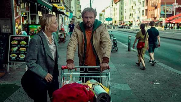 Max Riemelt and Luise von Finckh in Schlafende Hunde (2023)