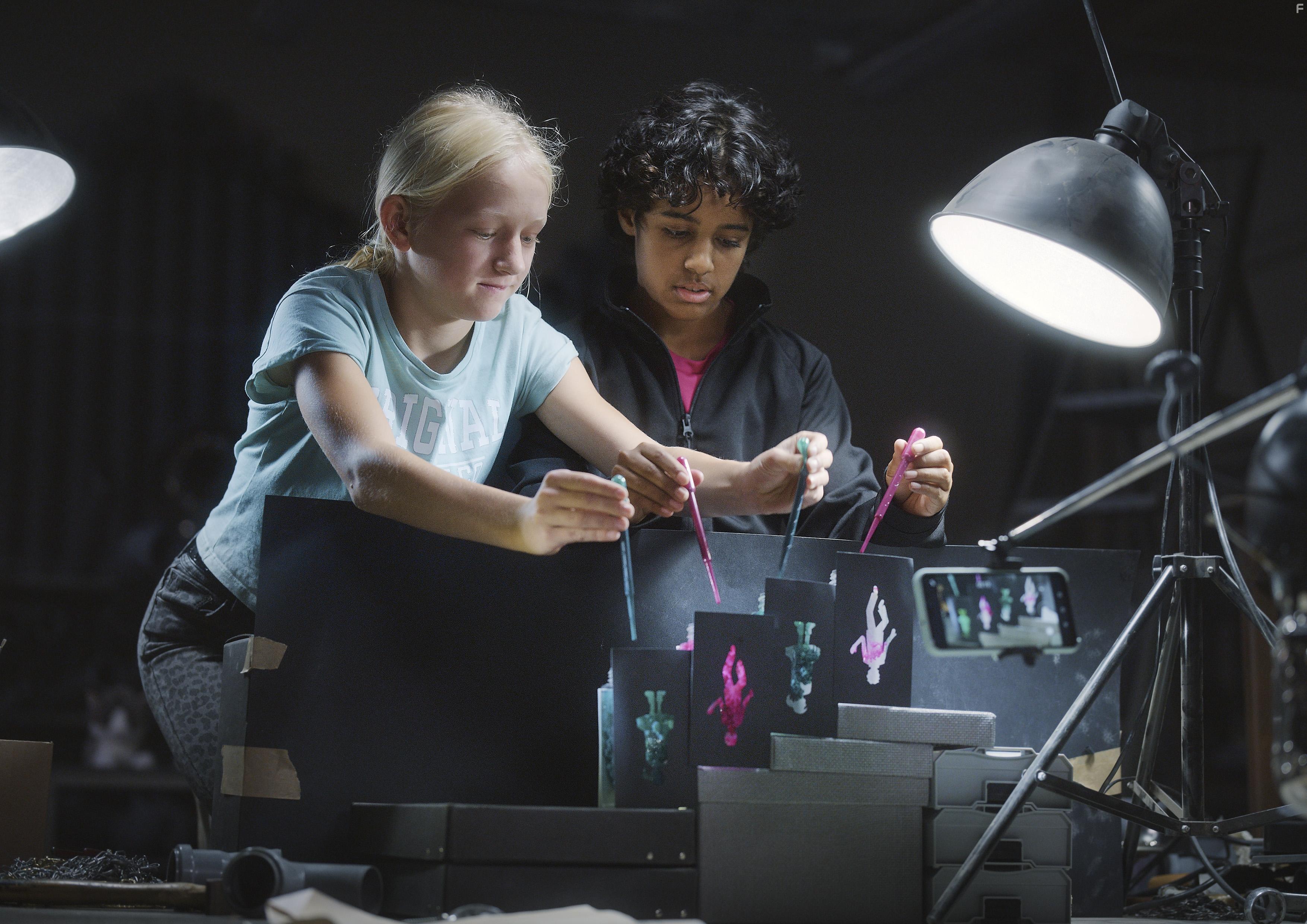 Annlis Krischke and Shan Robitzky in Trume sind wie wilde Tiger (2021)